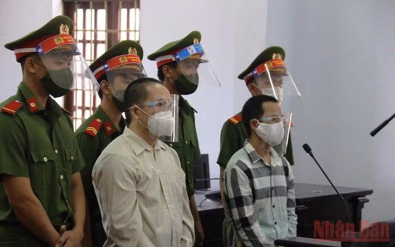 Hai bị cáo Vàng A Cở và Sùng A Di tại phiên tòa.