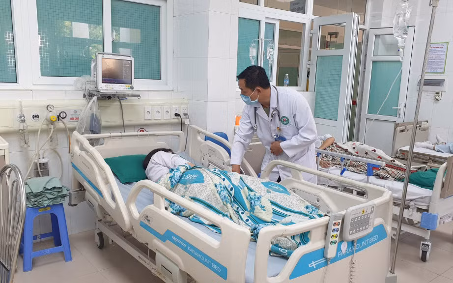 Học sinh của Trường THPT Hoành Bồ đang được điều trị tích cực tại Bệnh viện Đa khoa Hạ Long.