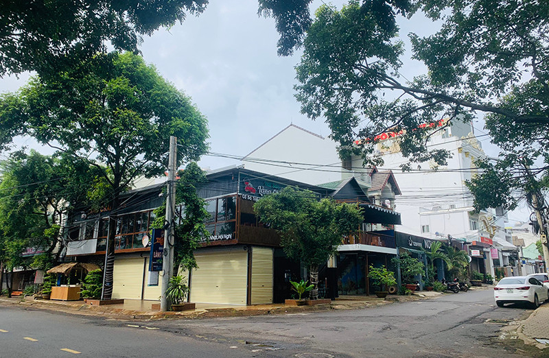 Chiều 25/10, nhiều cơ sở kinh doanh dịch vụ ăn uống, nhà hàng, cà-phê đã đóng cửa tạm ngừng hoạt động để phòng, chống dịch Covid-19. Bệnh nhân mắc Covid-19 ở Đắk Lắk tăng nhanh -0