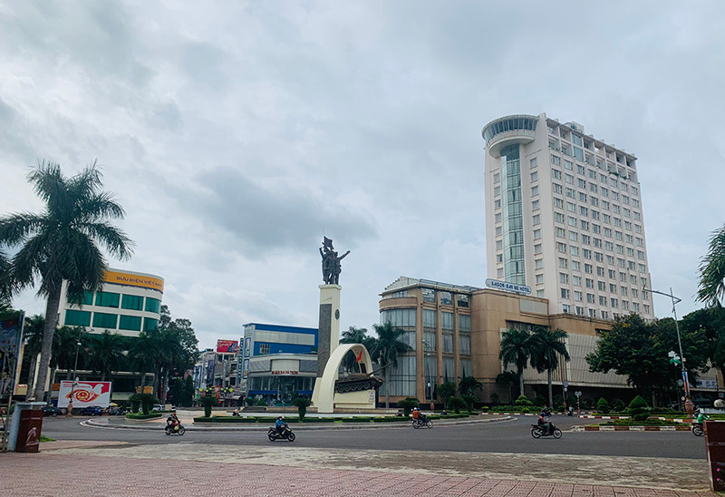 Kể từ 18 giờ ngày 25/10 cho đến hết ngày 10/11 tới, các cơ sở kinh doanh dịch vụ ăn uống, nhà hàng, cà-phê… trên địa bàn TP Buôn Ma Thuột tạm dừng phục vụ tại chỗ, chỉ được phép mang về và phải bảo đảm thực hiện nghiêm các biện pháp phòng, chống dịch. Bệnh nhân mắc Covid-19 ở Đắk Lắk tăng nhanh -0