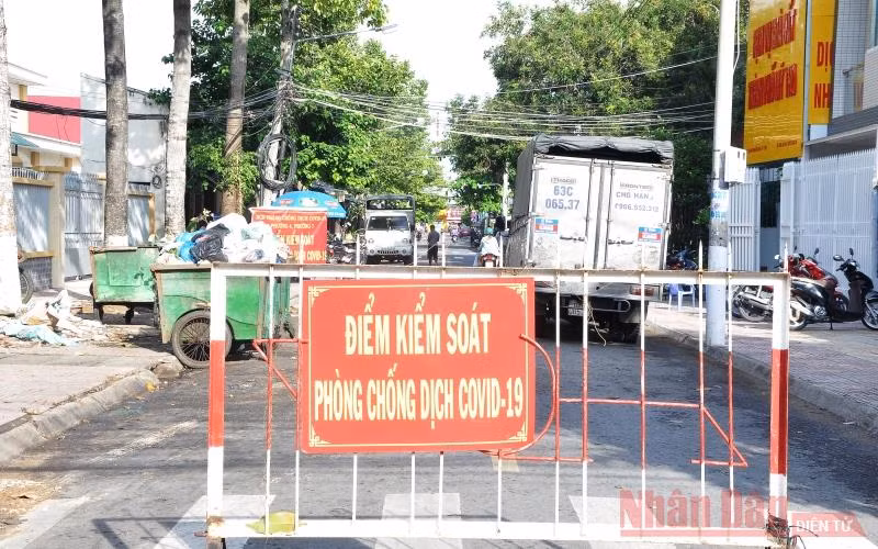 Điểm kiểm soát những người ra vào khu vực chợ trái cây Thạnh Trị, phường 4, TP Mỹ Tho (Tiền Giang).