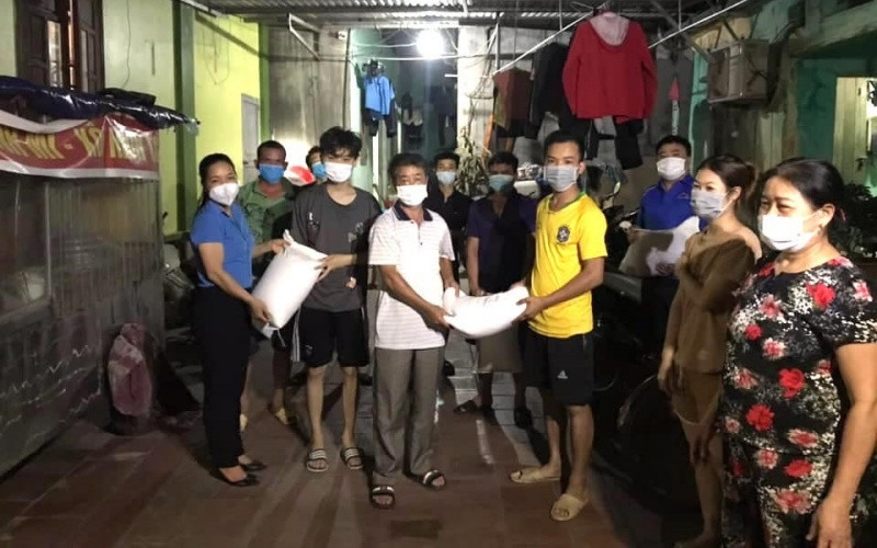 Cán bộ Công đoàn tỉnh Bắc Ninh trực tiếp trao hỗ trợ gạo cho công nhân lao động khu nhà trọ bị ảnh hưởng do dịch Covid-19. a2_8-1623490796722.jpg