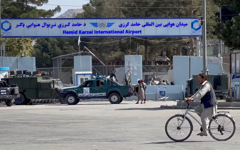 Cổng vào sân bay Hamid Karzai tại Kabul, Afghanistan, ngày 27/8. (Ảnh: Reuters)