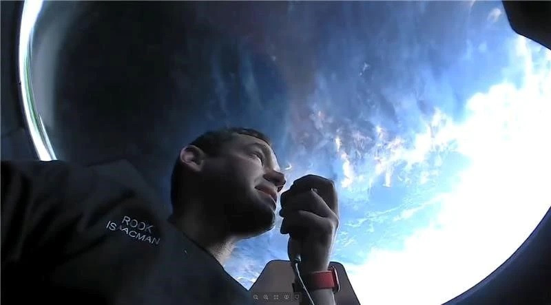 Tỷ phú Jared Isaacman vào ngày đầu tiên trong không gian. Ảnh: SpaceX/Reuters. Phi hành đoàn dân sự đầu tiên hạ cánh an toàn sau ba ngày du hành quỹ đạo -0