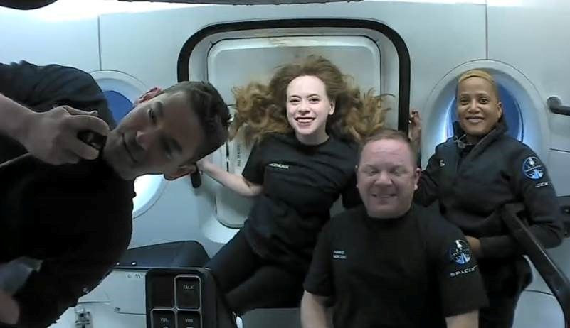Phi hành đoàn Inspiration4 gồm Jared Isaacman, Sian Proctor, Hayley Arceneaux và Chris Sembroski vào ngày đầu tiên trong không gian. Ảnh: SpaceX/Reuters. Phi hành đoàn dân sự đầu tiên hạ cánh an toàn sau ba ngày du hành quỹ đạo -0