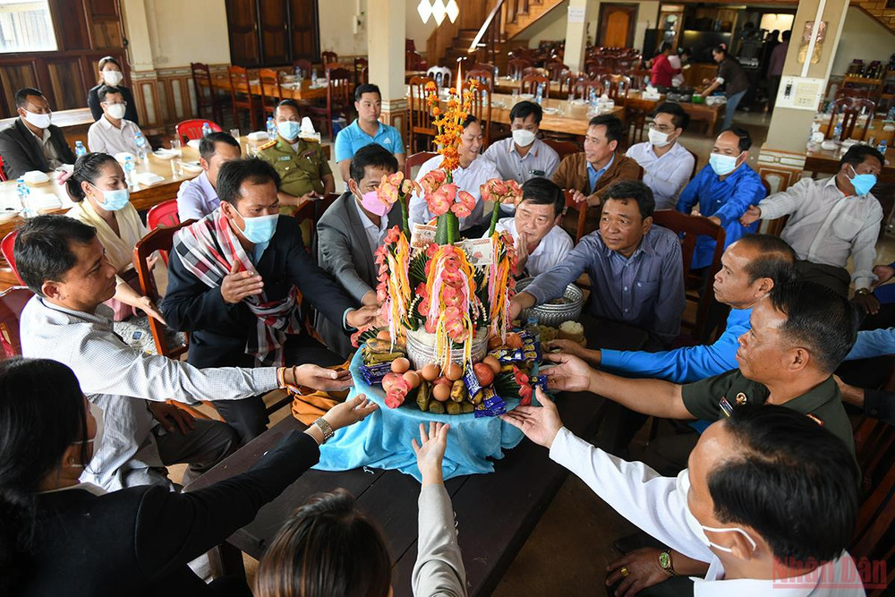 Mâm lễ cúng Tết cổ truyền quan trọng nhất là tháp chỉ, các sợi chỉ dài được quấn quanh tháp, xung quanh có tranh trí hoa, đỉnh là 1 cây nến vàng, lễ cúng gồm trứng luộc, thịt lợn, cơm nếp, bánh kẹo. (Ảnh: THÀNH ĐẠT) Quan hệ hữu nghị đặc biệt Việt - Lào: Tết của bạn là Tết của mình -0