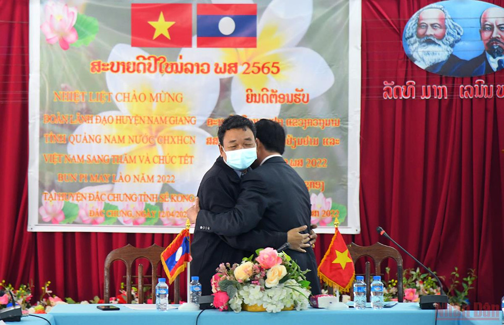 Cái ôm thể hiện tình đoàn kết đặc biệt giữa 2 nước. (Ảnh: THÀNH ĐẠT) Quan hệ hữu nghị đặc biệt Việt - Lào: Tết của bạn là Tết của mình -0