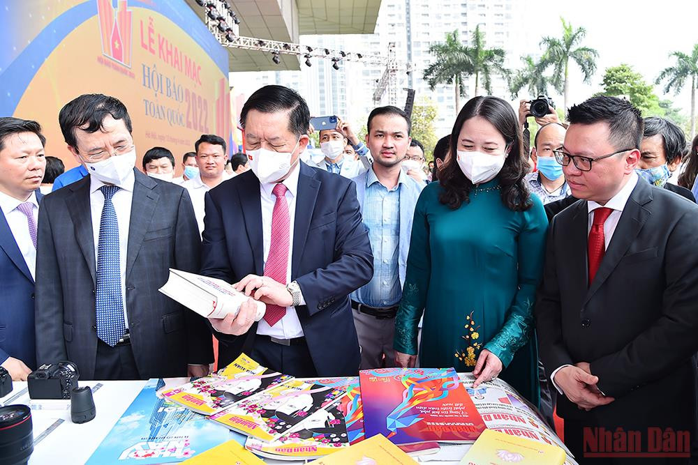 Các đại biểu tham quan gian trưng bày của Báo Nhân Dân tại hội báo. Hội báo Toàn quốc 2022: Hướng tới nền báo chí đoàn kết, chuyên nghiệp, hiện đại, nhân văn -0