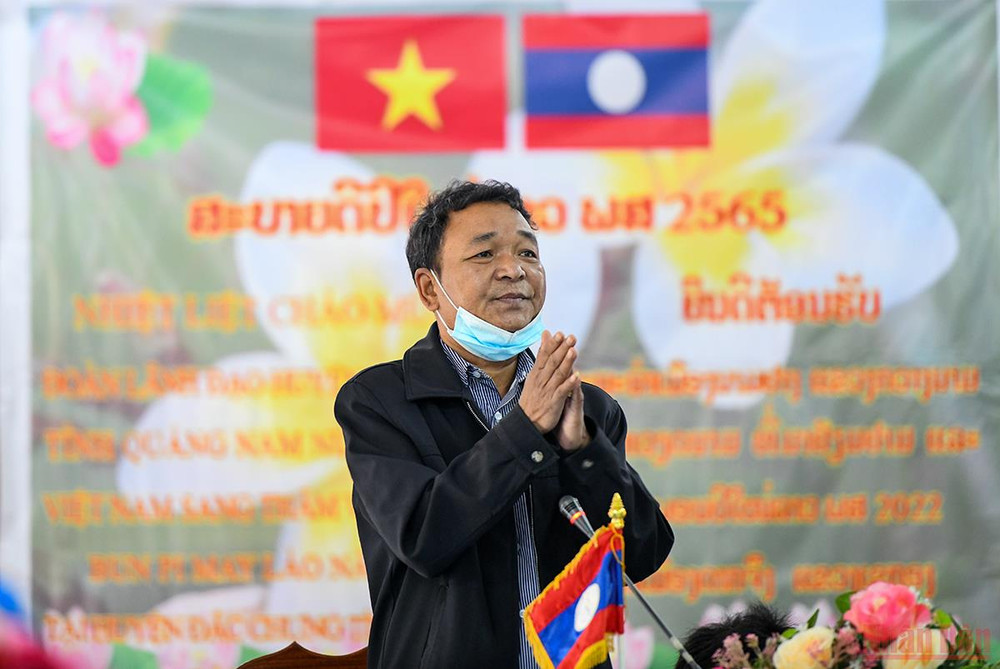 Ông Lay Suổn Mít-Sụ-Văn, Bí thư, Huyện trưởng huyện Đắc Chưng, tỉnh Sê Kông (Lào) phát biểu báo cáo tình hình kinh tế-xã hội của huyện Đắc Chưng, tỉnh Sê Kông. (Ảnh: THÀNH ĐẠT) Quan hệ hữu nghị đặc biệt Việt - Lào: Tết của bạn là Tết của mình -0