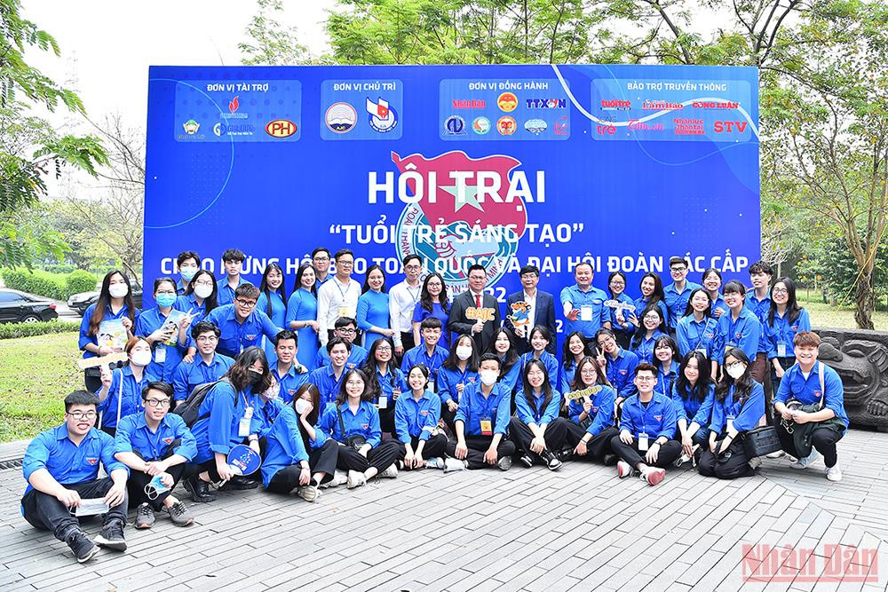 Chủ tịch Hội Nhà báo Việt Nam Lê Quốc Minh với đông đảo đoàn viên, thanh niên các cơ quan thông tấn, báo chí và sinh viên các trường đại học đang theo học ngành báo chí tại khu vực hội trại. Hội Báo toàn quốc 2022: Hướng tới nền báo chí đoàn kết, chuyên nghiệp, hiện đại, nhân văn -2