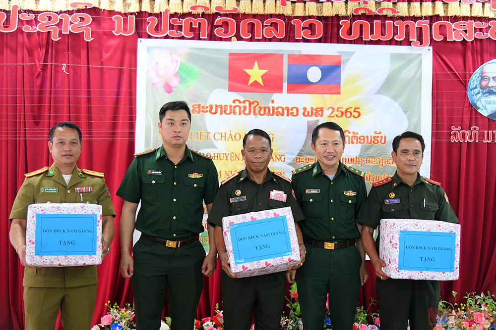 Đồn biên phòng cửa khẩu Nam Giang tặng quà và chúc Tết nhân dân huyện Đắc Chưng. (Ảnh: THÀNH ĐẠT) Quan hệ hữu nghị đặc biệt Việt - Lào: Tết của bạn là Tết của mình -0