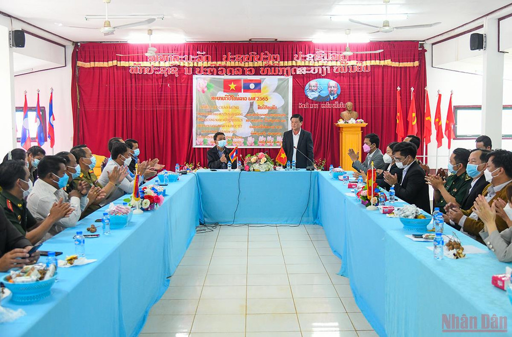 Quang cảnh buổi gặp mặt chúc Tết cổ truyền Bunpimay của chính quyền 2 huyện Nam Giang và Đắc Chưng. (Ảnh: THÀNH ĐẠT) Quan hệ hữu nghị đặc biệt Việt - Lào: Tết của bạn là Tết của mình -0