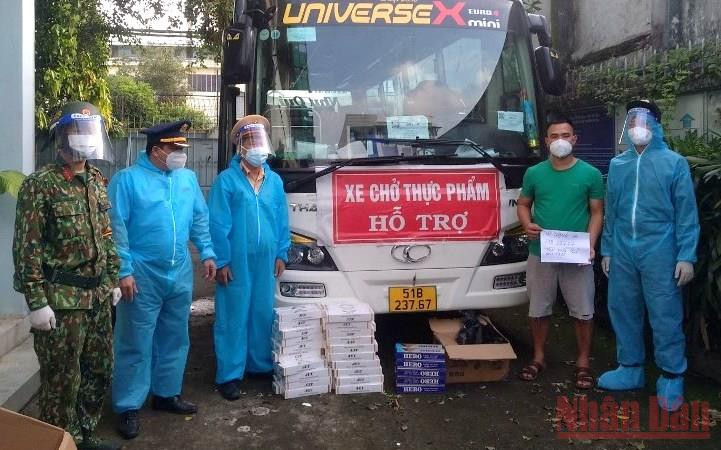 Các đối tượng dùng nhiều thủ đoạn để vận chuyển thuốc lá nhập lậu. Trong ảnh: các đối tượng sử dụng xe cứu trợ để tuồn thuốc lá lậu vào thị trường Thành phố Hồ Chí Minh hồi tháng 9/2021.