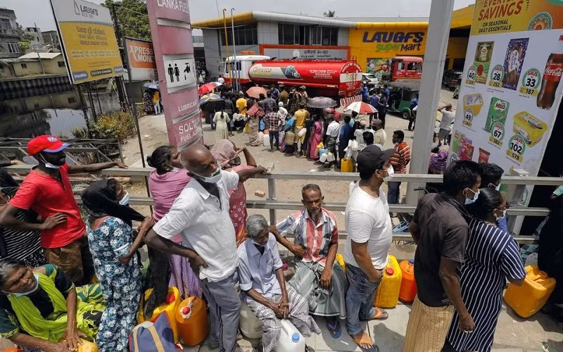 Người dân xếp hàng mua dầu hỏa tại 1 trạm nhiên liệu ở Colombo, Sri Lanka, ngày 21/3/2022. (Ảnh: Reuters)