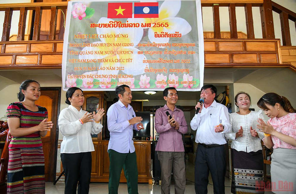 Quân dân 2 nước cùng nhau hát "Trường Sơn Đông-Trường Sơn Tây”. (Ảnh: THÀNH ĐẠT) Quan hệ hữu nghị đặc biệt Việt - Lào: Tết của bạn là Tết của mình -0