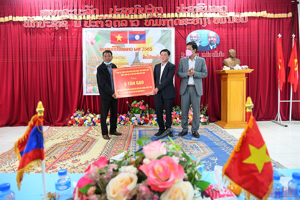 Đảng bộ, chính quyền huyện Nam Giang, tỉnh Quảng Nam, Việt Nam tặng 5 tấn gạo cho Đảng bộ, chính quyền huyện Đắc Chưng, tỉnh Sê Kông, Lào (Ảnh: THÀNH ĐẠT) Quan hệ hữu nghị đặc biệt Việt - Lào: Tết của bạn là Tết của mình -0