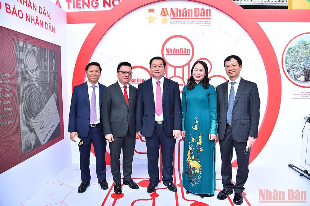 Trưởng Ban Tuyên giáo Trung ương Nguyễn Trọng Nghĩa, Phó Chủ tịch nước Võ Thị Ánh Xuân, Chủ tịch Hội Nhà báo Việt Nam Lê Quốc Minh cùng các đại biểu tại gian trưng bày của Báo Nhân Dân. Hội báo Toàn quốc 2022: Hướng tới nền báo chí đoàn kết, chuyên nghiệp, hiện đại, nhân văn -1
