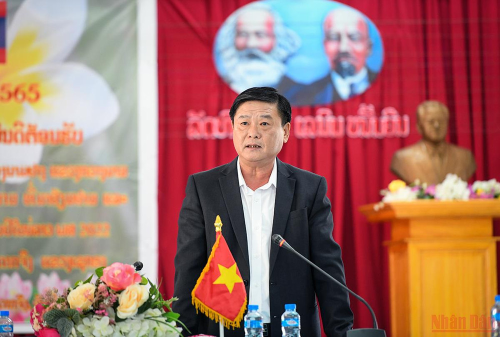 Đồng chí Lê Văn Hường, Tỉnh ủy viên, Bí thư huyện ủy huyện Nam Giang phát biểu chúc Tết nhân dân huyện Đắc Chưng. (Ảnh: THÀNH ĐẠT) Quan hệ hữu nghị đặc biệt Việt - Lào: Tết của bạn là Tết của mình -0