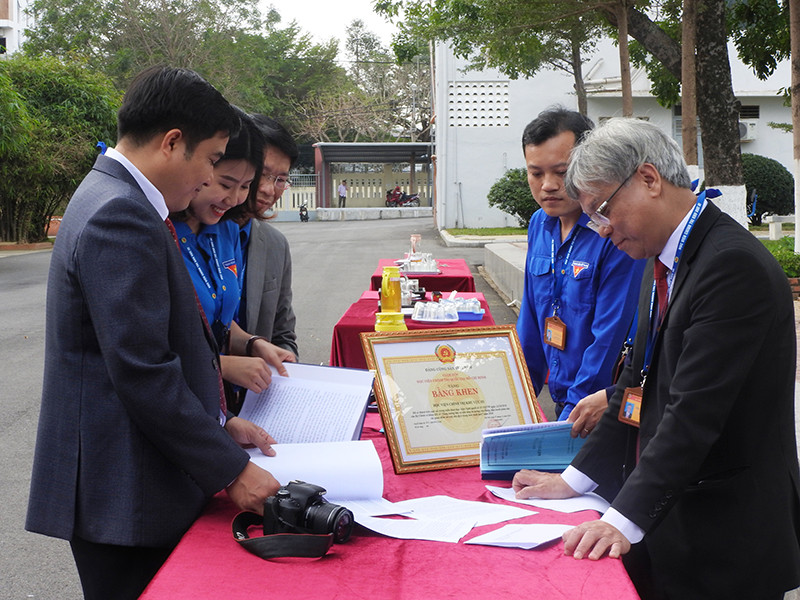 Cán bộ, giảng viên, học viên trao đổi về những nội dung mới trong dự thảo các văn kiện trình Đại hội. Tin tưởng vào sự lãnh đạo của Đảng, kỳ vọng một tương lai tươi sáng -0