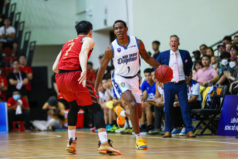 Cleveland Jackson Jr (Nha Trang Dolphins) dẫn bóng. Saigon Heat bất ngờ để thua Nha Trang Dolphins -0