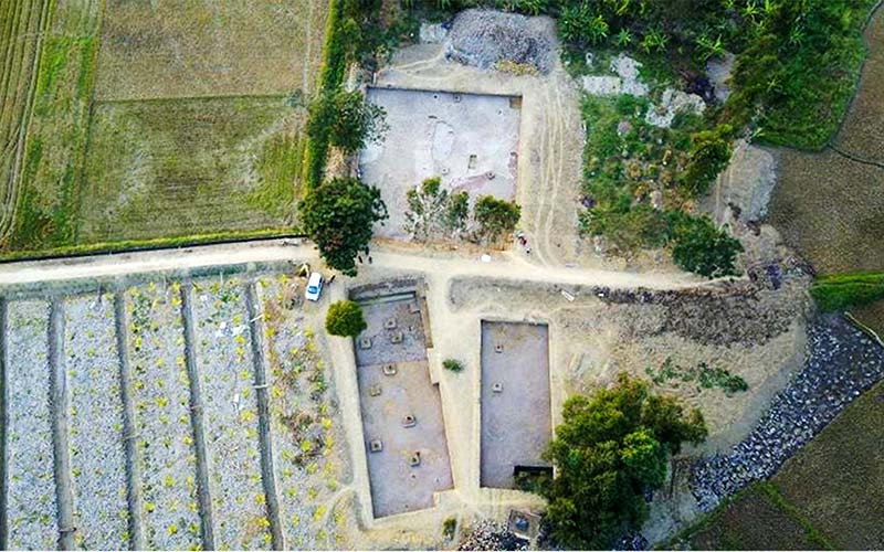 Các hố khai quật ở Cao Quỳ. Ảnh flycam: Đài phát thanh huyện Thủy Nguyên. Tranh luận về những cây cọc hiện ra từ lòng đất -0