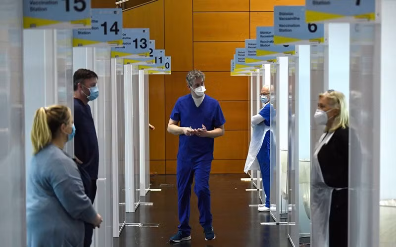 Các bác sĩ chờ tiêm vaccine ngừa Covid-19 tại trung tâm tiêm chủng đại trà ở Ireland. (Ảnh: Reuters)