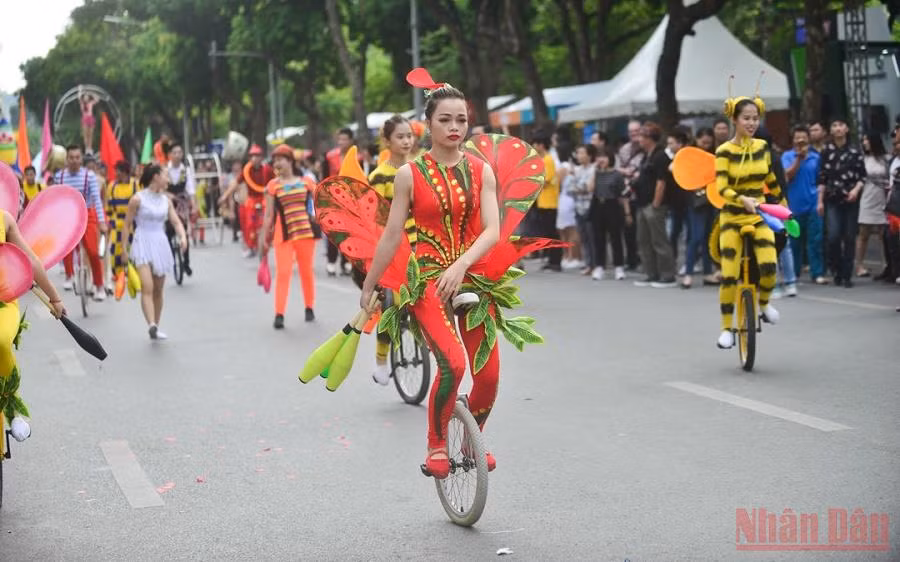 Phố đi bộ quanh hồ Hoàn Kiếm là không gian sáng tạo điển hình được hình thành từ một di sản quý của Hà Nội. (Ảnh chụp trước ngày 27/4/2021: GIANG NAM)