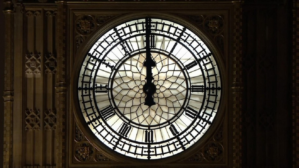 Đồng hồ Big Ben điểm thời khắc bắt đầu năm mới 2022. (Ảnh: Sky News) Thế giới chào năm mới 2022 trong bối cảnh thắt chặt quy định phòng, chống dịch Covid-19 -0