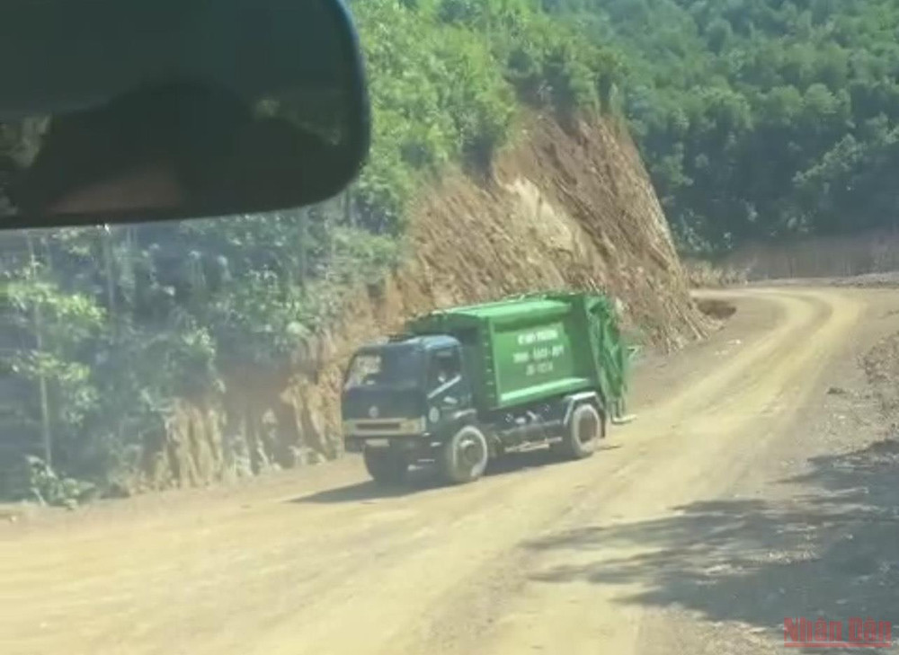 Xe của Công ty CP môi trường đô thị Hòa Bình ngang nhiên chở rác lên đồi Độc Lập để đổ. Xử lý nghiêm việc đổ rác thải trái quy định gây ô nhiễm môi trường -0