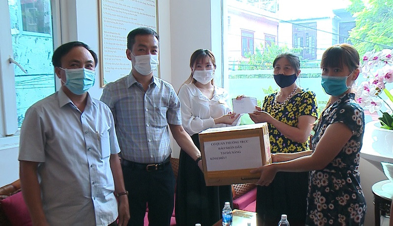 Lãnh đạo CQTT báo Nhân Dân tại Đà Nẵng thăm và tặng quà nhóm du khách bị kẹt lại Đà Nẵng do lệnh giãn cách xã hội.