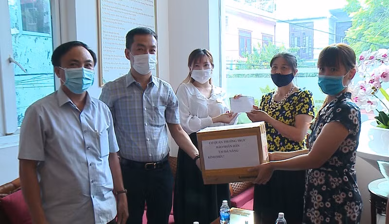 Lãnh đạo CQTT báo Nhân Dân tại Đà Nẵng thăm và tặng quà nhóm du khách bị kẹt lại Đà Nẵng do lệnh giãn cách xã hội.