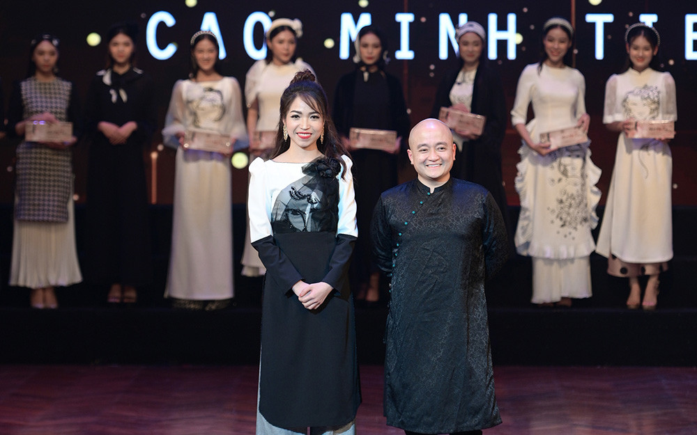 Nhà thiết kế Cao Minh Tiến và các người mẫu trình diễn bộ sưu tập của anh. Ra mắt bộ áo dài lấy cảm hứng từ quan họ -0