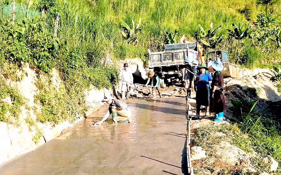 Ảnh minh họa: Người dân góp công làm đường bê-tông ở Hà Giang. (Nguồn: Báo Hà Giang)