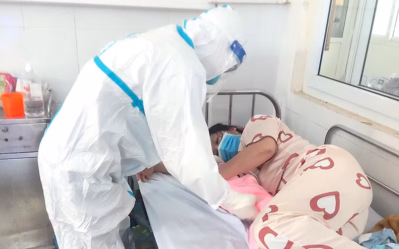 Cứu sống 2 mẹ con sản phụ nhiễm Covid-19 bị tiền sản giật nặng, biến chứng HELLP. (Ảnh: Bệnh viện Hòa Vang cung cấp)