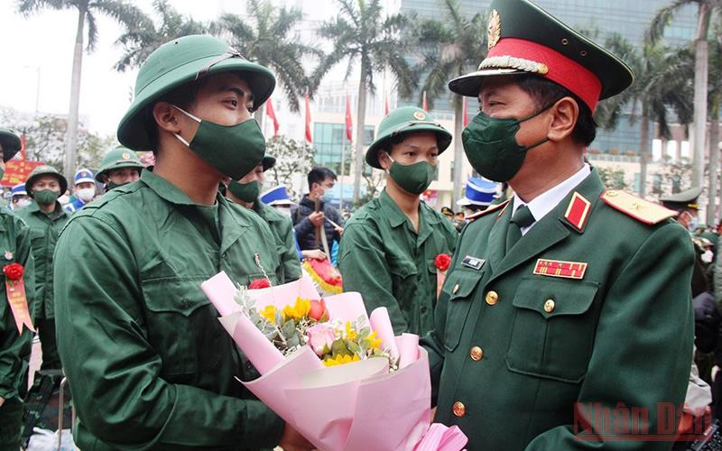 Phó Tư lệnh, Tham mưu trưởng Quân khu 4, Thiếu tướng Hà Thọ Bình tặng hoa cho các thanh niên lên đường nhập ngũ. Thừa Thiên Huế: Ngày hội giao nhận quân diễn ra nhanh gọn, hiệu quả -0