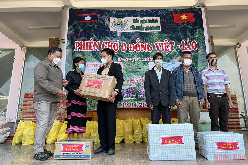 Bộ đội Biên phòng Quảng Nam và các mạnh thường quân tổ chức "phiên chợ 0 đồng" tại sát biên giới, thực sự là một việc làm đầy ý nghĩa và thiết thực với bà con Lào. (Ảnh: THÀNH ĐẠT) Quan hệ hữu nghị đặc biệt Việt - Lào: Tết của bạn là Tết của mình -0