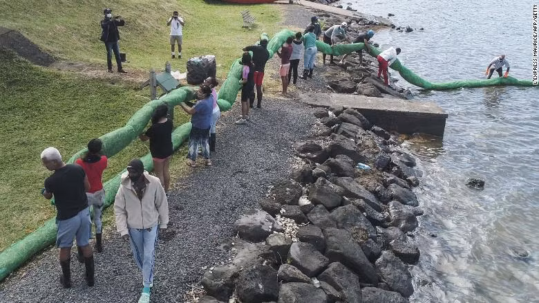 Con tàu rò rỉ dầu ngoài khơi Mauritius bị gãy làm đôi -0