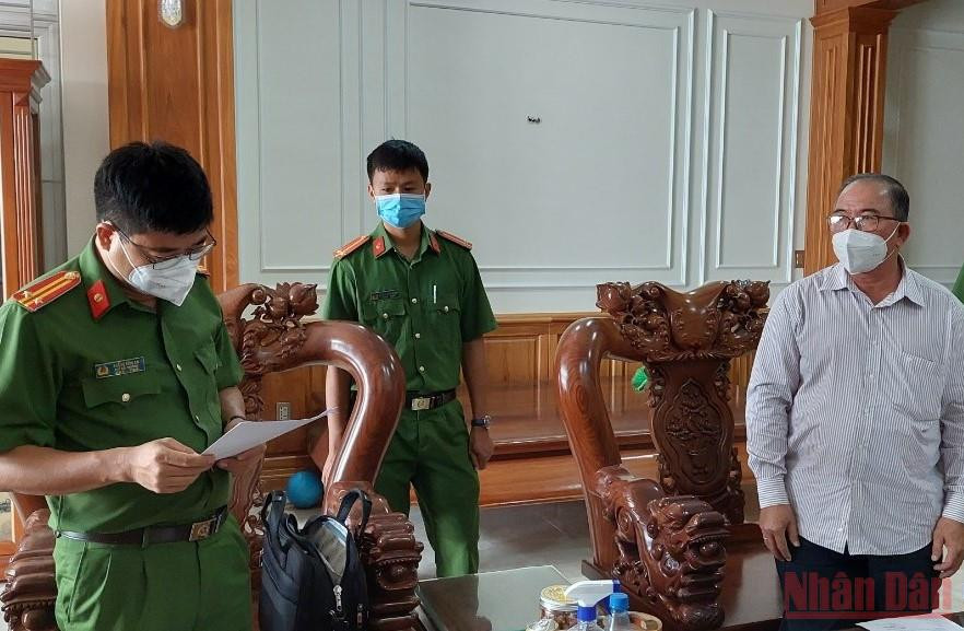 Cơ quan Cảnh sát điều tra Công an tỉnh Bà Rịa-Vũng Tàu tống đạt các quyết định khởi tố và cấm đi khỏi nơi cư trú đối với ông Minh.