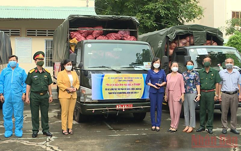 Lãnh đạo tỉnh Bình Phước cùng các lực lượng bên các xe hàng hóa chuẩn bị vận chuyển về TP Hồ Chí Minh. Hơn 7 nghìn túi an sinh từ Bình Phước gửi về TP Hồ Chí Minh -0