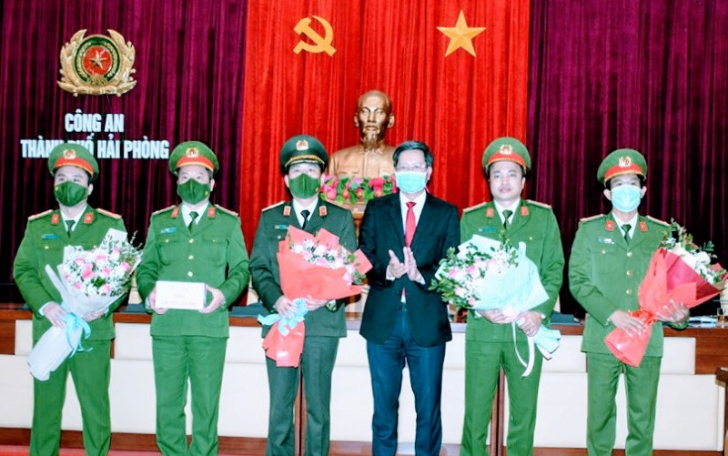 Phó Chủ tịch Thường trực UBND thành phố Hải Phòng Lê Anh Quân khen thưởng, động viên các lực lượng tham gia phá án. Biểu dương, khen thưởng lực lượng công an phá nhanh vụ cướp ngân hàng -0
