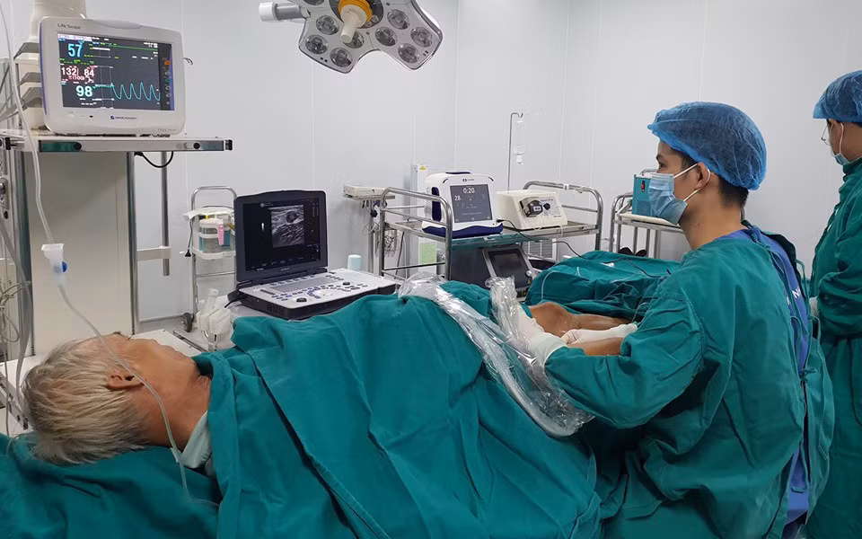 BS Bùi Văn Dũng can thiệp bệnh suy giãn tĩnh mạch cho bệnh nhân.
