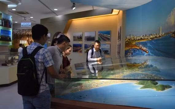 Triển lãm thu hút nhiều bạn sinh viên tới xem, thưởng lãm.