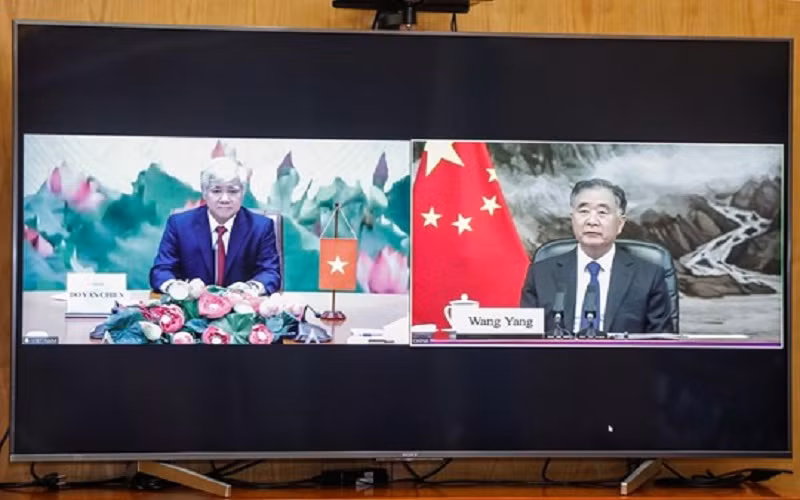 Ủy viên Thường vụ Bộ Chính trị, Chủ tịch Chính hiệp toàn quốc Trung Quốc Uông Dương trao đổi với Bí thư Trung ương Đảng, Chủ tịch Ủy ban Trung ương MTTQ Việt Nam Đỗ Văn Chiến tại cuộc điện đàm. Ảnh: Diệp Vinh 