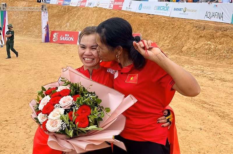 Đinh Thị Như Quỳnh (trái) bên người hâm mộ.