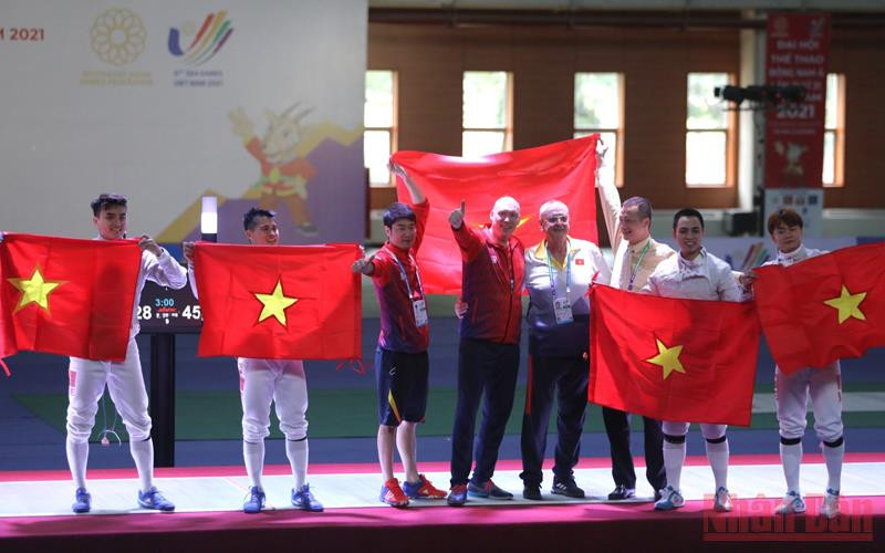 Các kiếm thủ Việt Nam tại lễ trao giải (Ảnh: KHIẾU MINH) Cập nhật SEA Games 31 ngày 16/5: Pencak Silat Việt Nam
