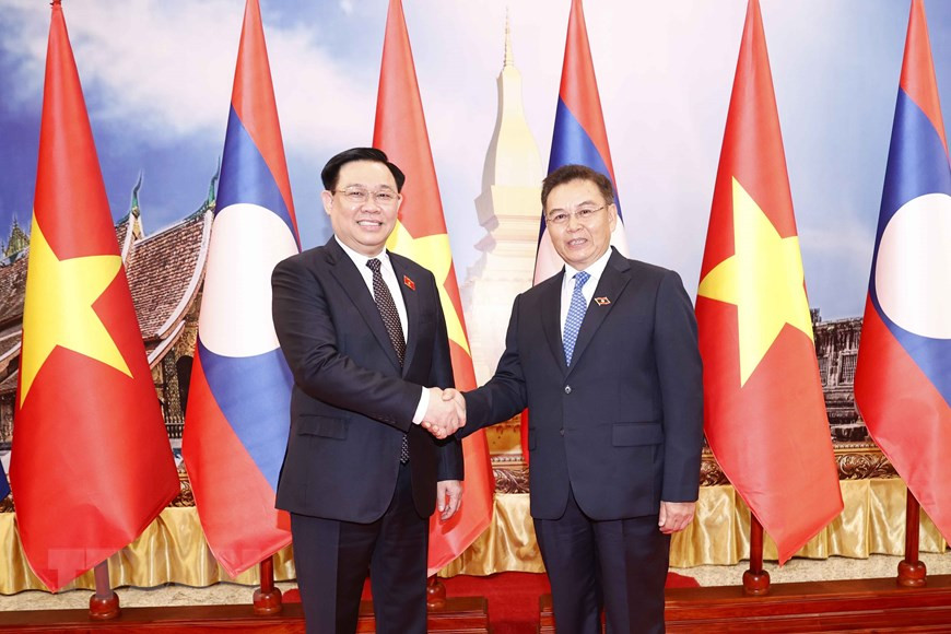 Chủ tịch Quốc hội Vương Đình Huệ và Chủ tịch Quốc hội Lào Saysomphone Phomvihane tại lễ đón. (Ảnh: Doãn Tấn/TTXVN) Chủ tịch Quốc hội Vương Đình Huệ hội đàm với Chủ tịch Quốc hội Lào -5