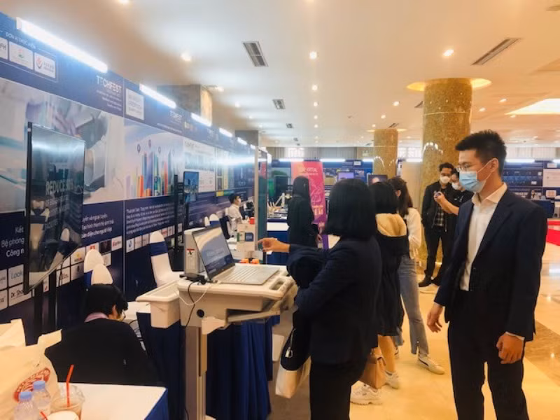 Các đại biểu tham quan mô hình đổi mới sáng tạo tại hội nghị.