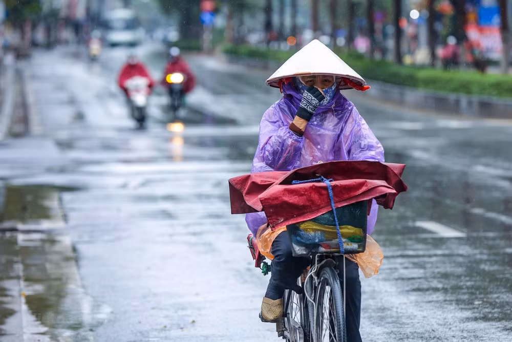 Người dân Hà Nội đốt lửa sưởi ấm giữa ban ngày trong đợt rét kỷ lục -0