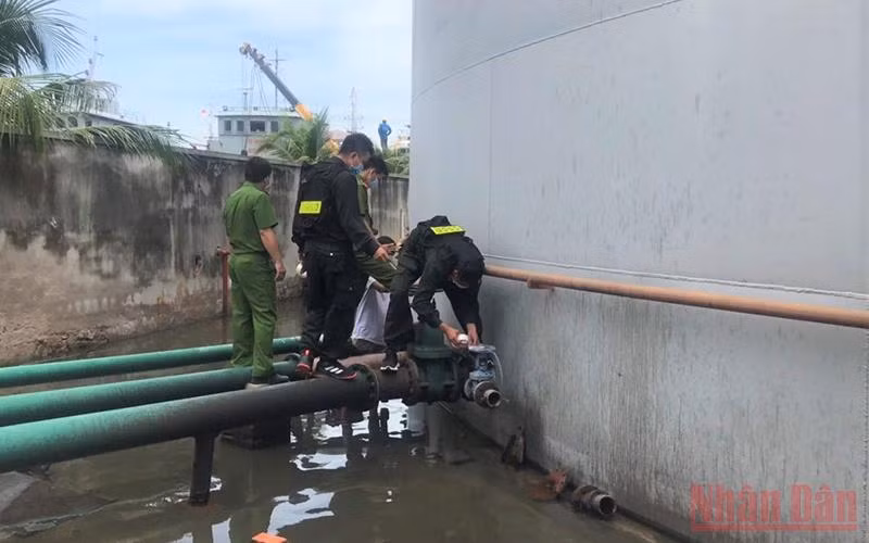 Lực lượng công an khám xét một điểm trong Chuyên án 920G.