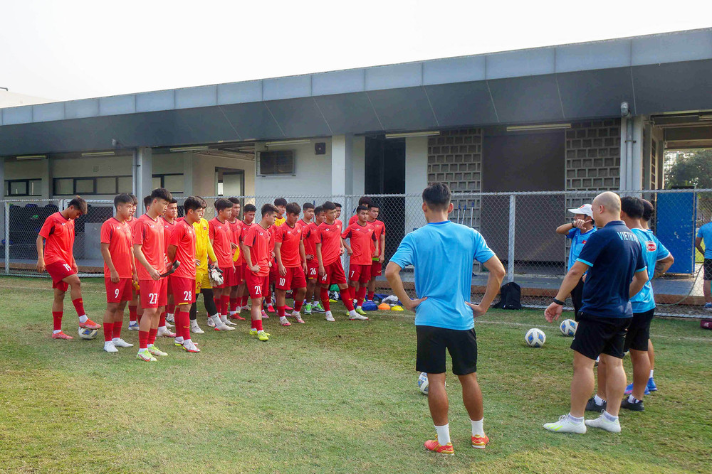 HLV Đinh Thế Nam dặn dò các học trò trước buổi tập. U19 Việt Nam đón tin vui về lực lượng trước trận gặp Myanmar -0